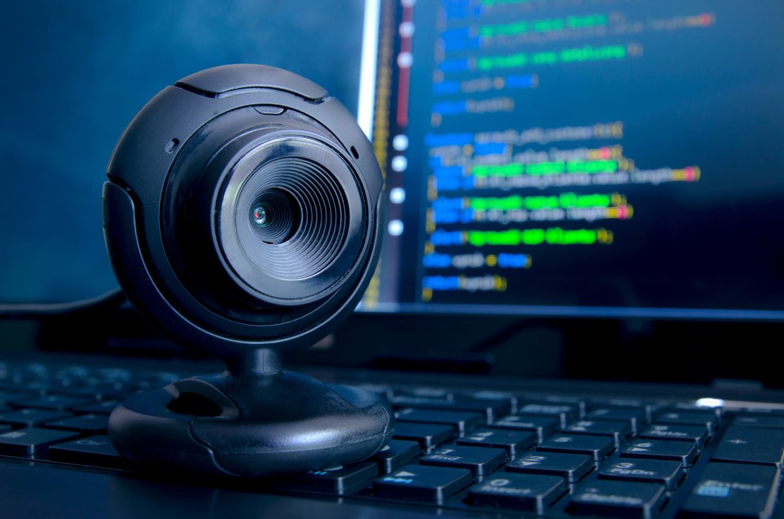 هل كاميرا اللابتوب تراقبك حقًا؟ قراءة قانونية وتقنية في زمن المراقبة الرقمية