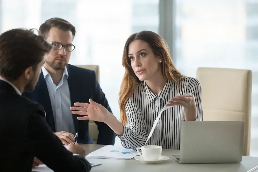 حقوق العمال في أعسار الشركات | من يضمن الأجور والتعويضات قانونياً في الأردن؟