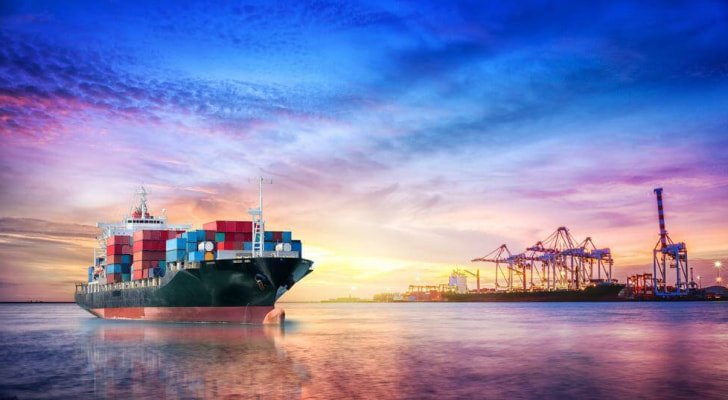 شروط الشحن والتأمين في عقود التجارة الدولية: ما الذي يجب أن يعرفه المصدرون العرب؟